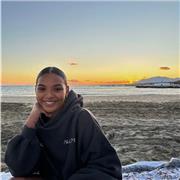 ¡Hola! Me llamo Kayla y soy de Nueva York. Trabajo como un auxiliar de conversación en Marbella.